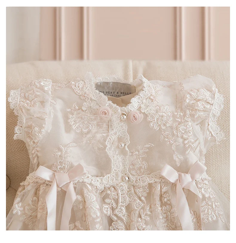 Robe fille manches courtes dentelle brodée en maille, idéale pour les fêtes, confortable et élégante pour votre petite fille.