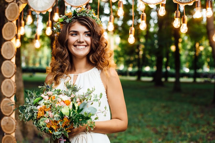 Fotógrafo de casamento Lyudmila Babenko (radostart). Foto de 18 de abril 2017