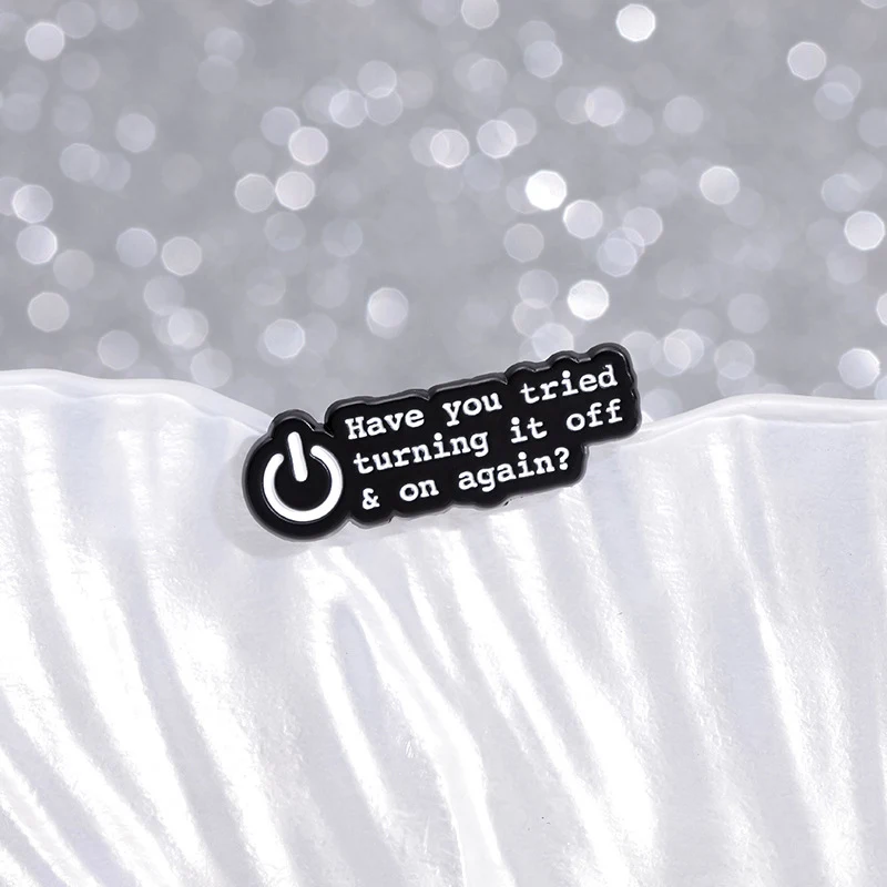 Broche en alliage noir avec des phrases courtes en anglais simple. Un accessoire discret pour rehausser votre style quotidien.