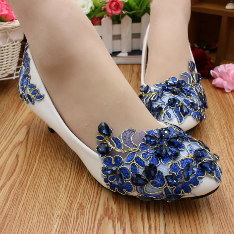 Chaussures de mariage et de demoiselle d'honneur en cuir souple à talons bas pour femmes. Confort et élégance pour votre célébration.