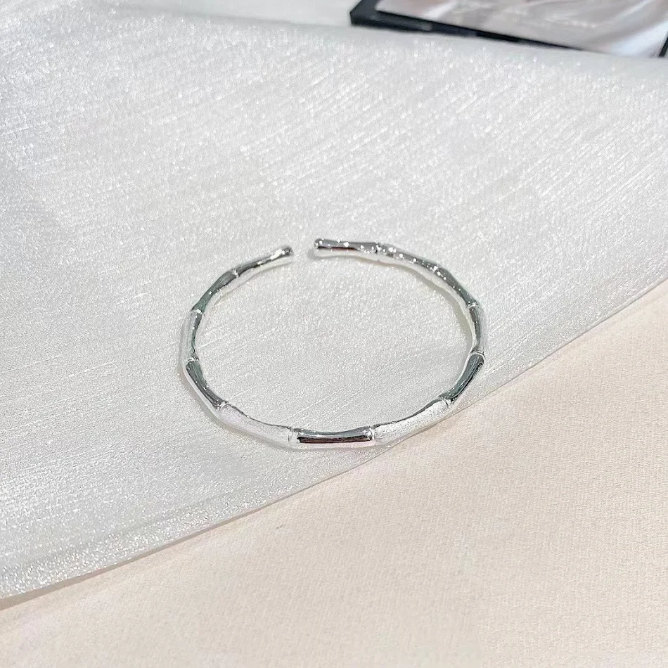 Damenmode Silber-Armband im Bambus-Design, stilvoller Schmuck für Damen, ideal für Alltag und besondere Anlässe, unterstreicht Ihre feminine Ausstrahlung.