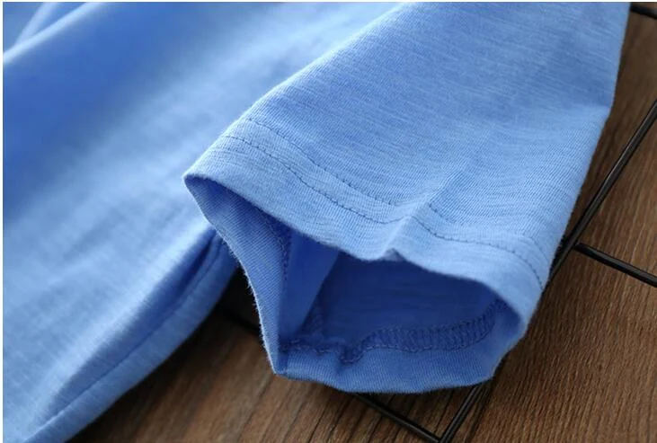 Camiseta fina de manga corta para niño, estilo simple y moderno. Ideal para climas cálidos. Frescura y comodidad garantizadas.