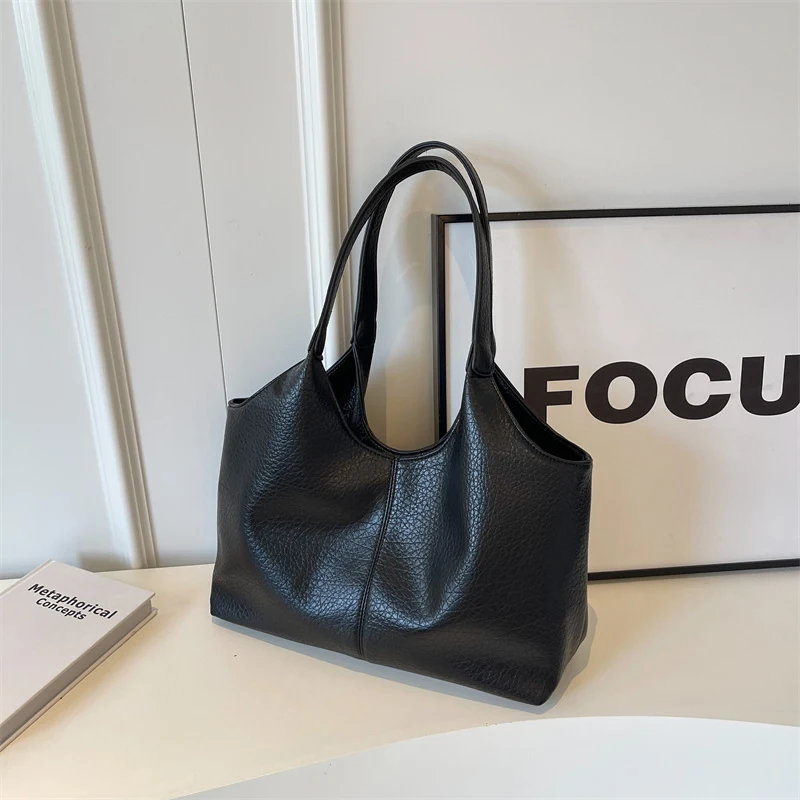 Sac à bandoulière rétro de mode polyvalente pour femme, texture automnale. Le sac idéal pour un style chic et pratique en automne.