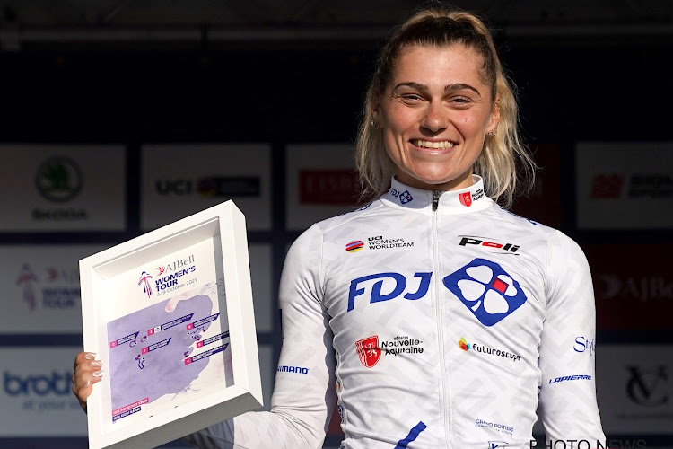 🎥 Rensters houden zich in neutralisatie al dansend warm in Women's Tour, Wiebes valt en Copponi juicht aan finish