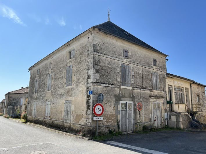 Vente maison  250 m² à Ruffec (16700), 65 000 €