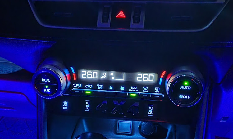 RAV4のエアコンダイヤル・装着完了に関するカスタム事例の投稿画像2枚目