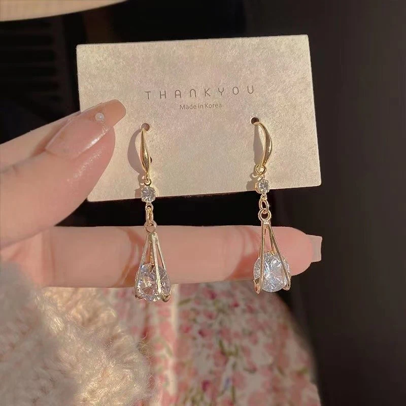 Pendientes largos de gota de agua con circonita Super Flash, elegantes y salvajes, perfectos para realzar tu temperamento y estilo.