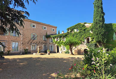 Propriété avec piscine et jardin 11