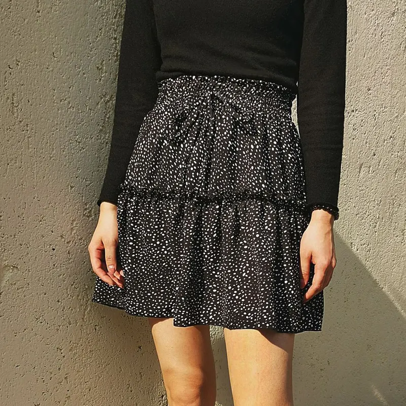 Bedrukte geplooide polka dot rok. Een stijlvolle en comfortabele rok voor dames, ideaal voor een elegante en casual look. Perfect voor dagelijks gebruik.