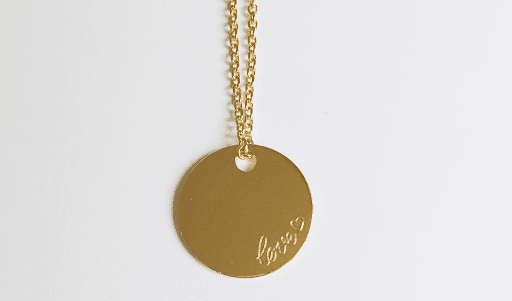 Collier médaille love
