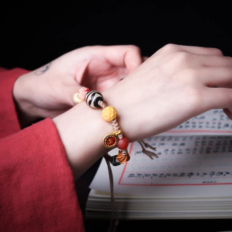 Handgeweven Pulp Tiger Tooth Tibet kralenarmband voor dames, stijlvol en spiritueel. Bescherming en geluk in één prachtig sieraad.