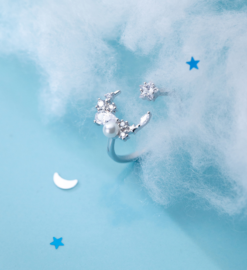 Star Beads Biserni Prsten Elegantan aksesoar koji kombinuje bisere i zvezdani dizajn. Uživajte u suptilnoj i sofisticiranoj lepoti ovog nakita.