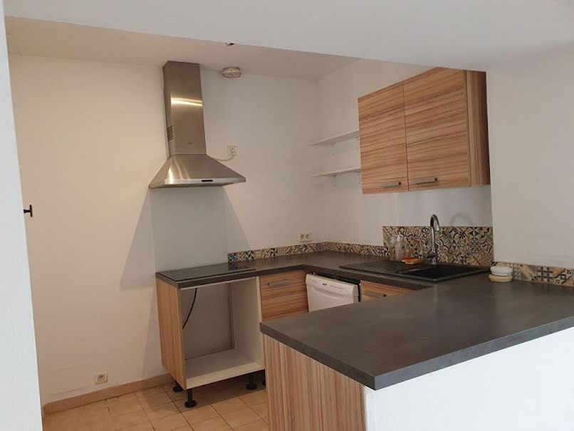 Location  appartement 3 pièces 79 m² à Villelaure (84530), 700 €