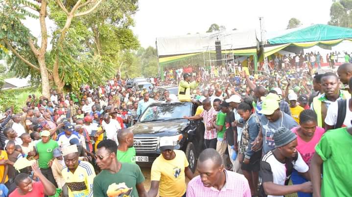 Deputy president William Ruto responding to greetings from locals in Vihiga county on Sunday, February 6, 2022 at ANC leader Musalia Mudavadi's homecoming.