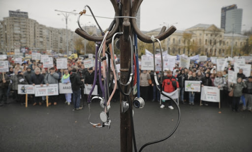 Stotine rumunskih lekara na protestu u Bukureštu
