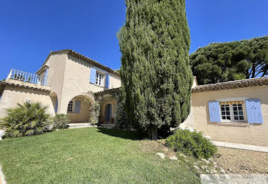 Villa avec piscine et terrasse 3