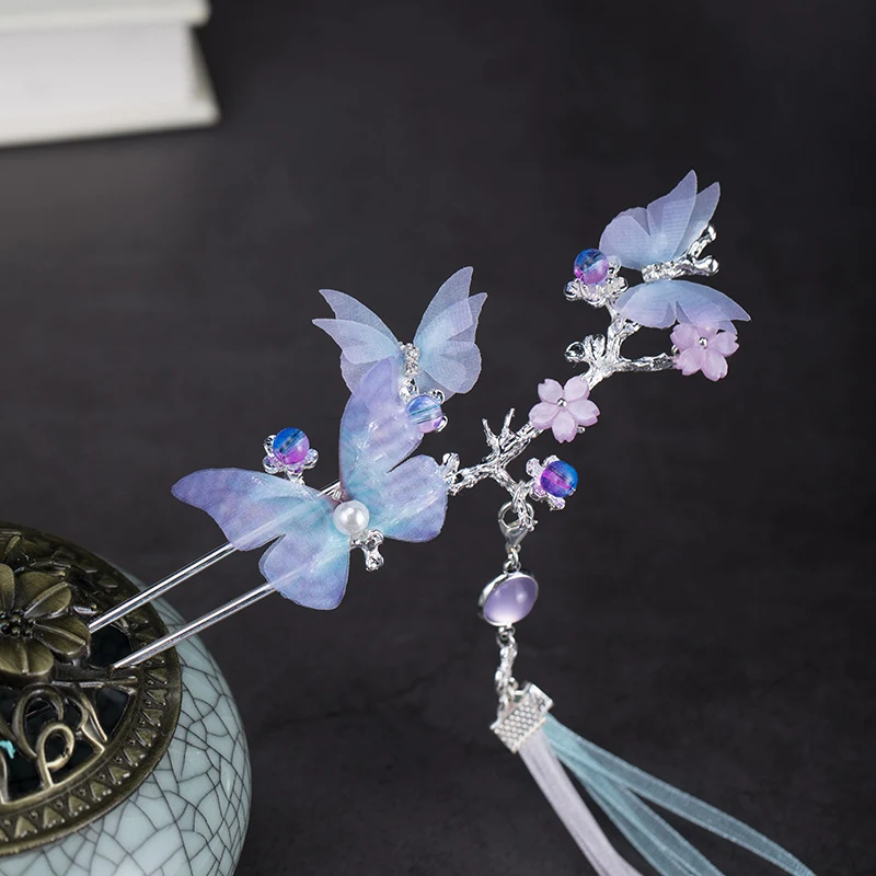 Hair pin with tassel in ancient costume style. Perfect for elegant hairstyles. An ideal accessory to add a touch of trad