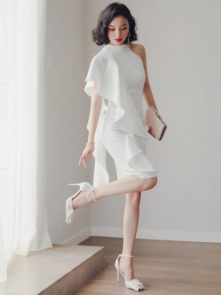 Abito corto bianco da sera per feste. Perfetto per eventi speciali, questo vestito elegante ti farà risaltare in ogni occasione notturna.