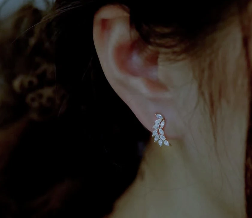 Boucles d'oreilles clous en argent sterling exquis avec une petite plume, parfaites au quotidien.