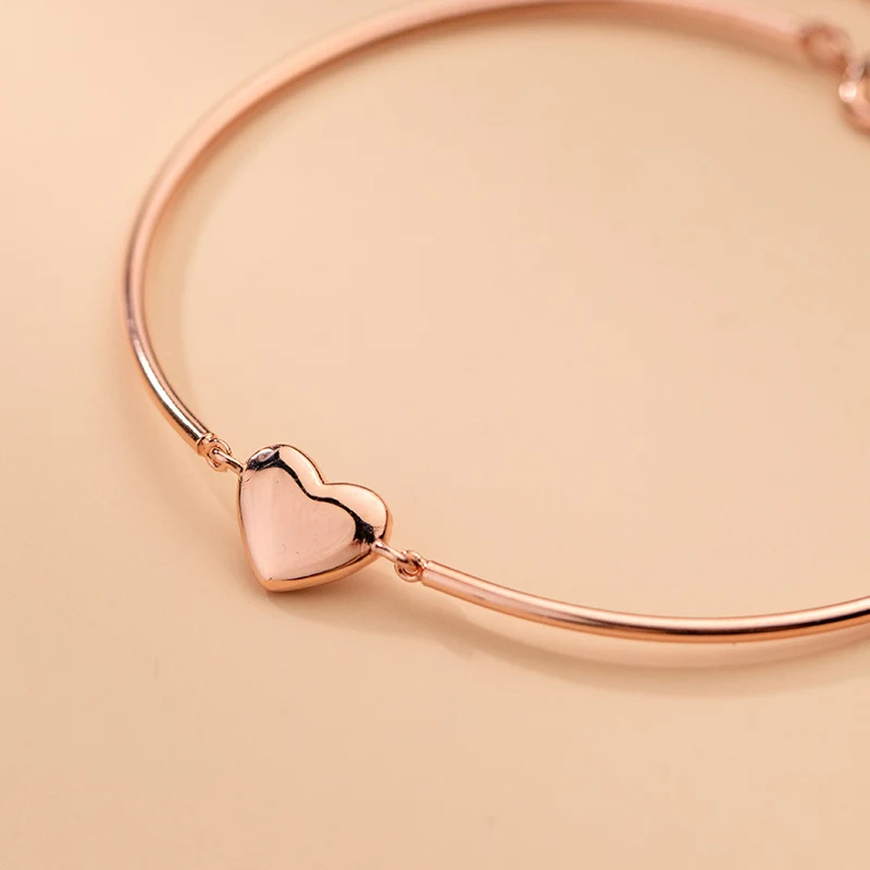 Bracelet simple et doux en argent brillant, un accessoire parfait pour ajouter une touche d'élégance et de raffinement à votre style quotidien.