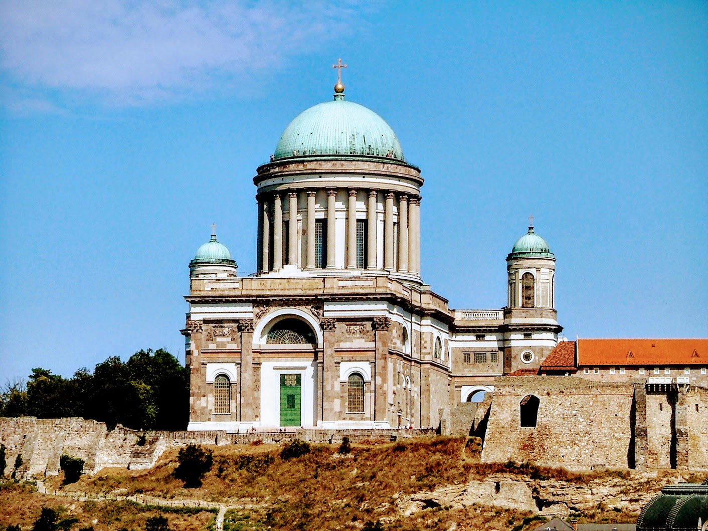 Esztergom - Nagyboldogasszony és Szent Adalbert főszékesegyház (a bazilika kívülről, távolból)