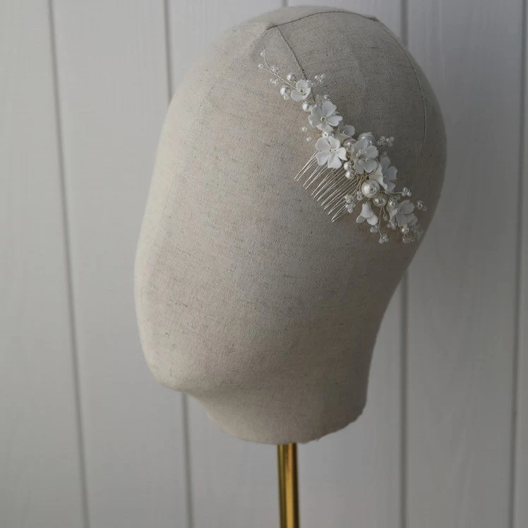 Weißer Keramik Blumen Haarkamm Brautmuschel, zauberhafter Braut Haarschmuck für Hochzeiten, perfekt für Bräute.