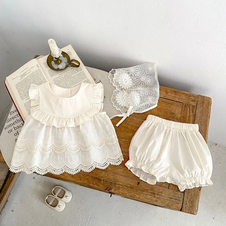 Mädchens modisches, stilvolles zweiteiliges Outfit mit Stickerei und ärmellosem Design. Für einen trendigen Look, perfekt für warme Tage.