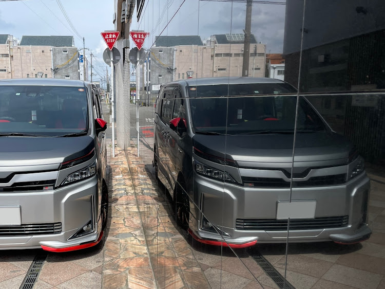 ヴォクシーのチームピンスト・No.001・武蔵Style・ダークシルバー・オレンジメタリックに関するカスタム事例の投稿画像1枚目