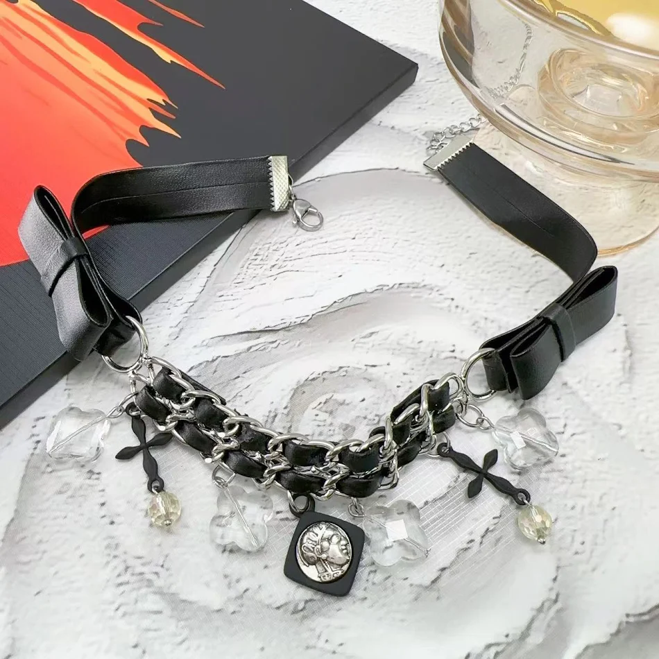 Hot Girl Kreuz Anhänger Lederkette mit gewebtem Band und Schleife, stilvolles Accessoire für einen trendigen Look.