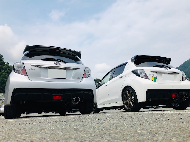 ヴィッツのコラボ撮影・同車種色違いに関するカスタム事例の投稿画像2枚目