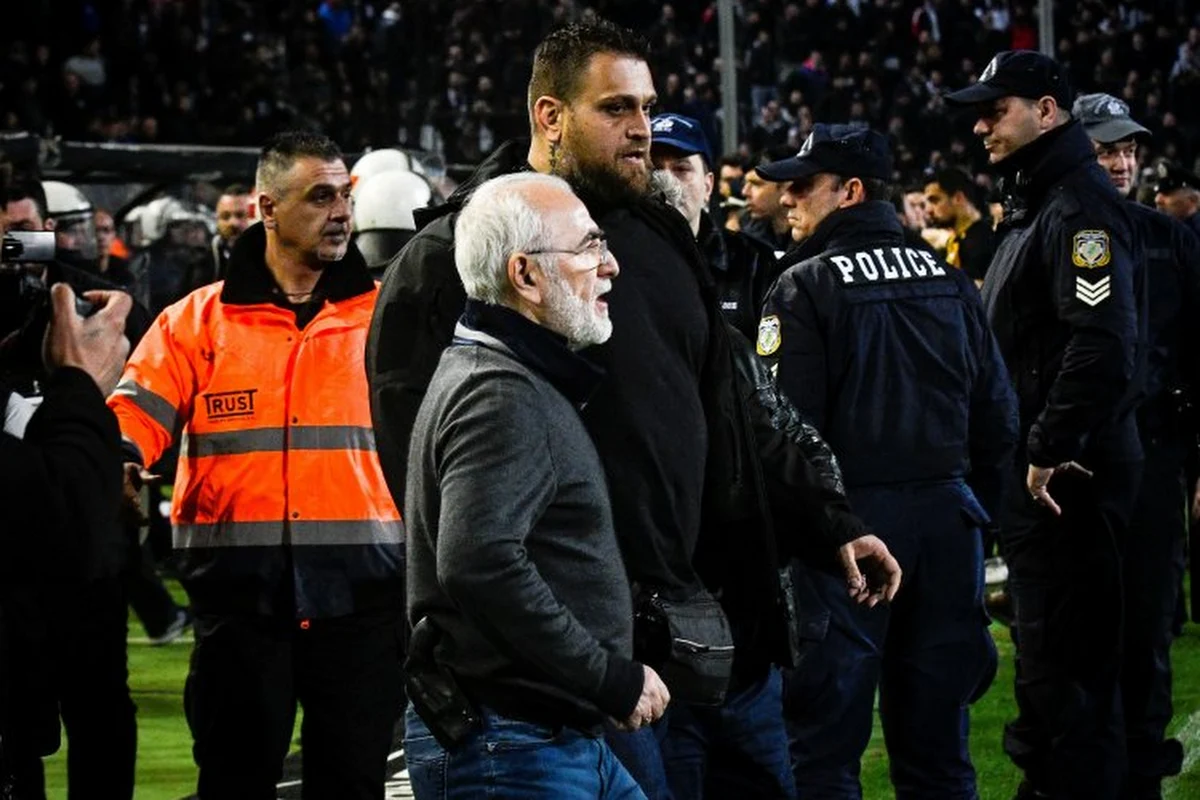 Schokkend! Hooligans van PAOK dringen jeugdcomplex Olympiakos binnen en vallen spelers aan