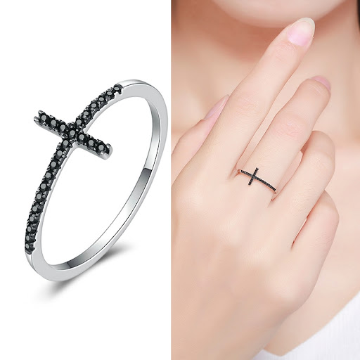 Title 4, Ladies bow black zircon silver ring. A stunning...