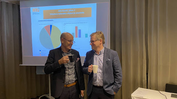 Hämeen kauppakamarin toimitusjohtaja Jussi Eerikäinen (vas.) ja Revisium Oy:n asiantuntija, KTM Henry Kampman HHJ-kurssin kahvitauolla.