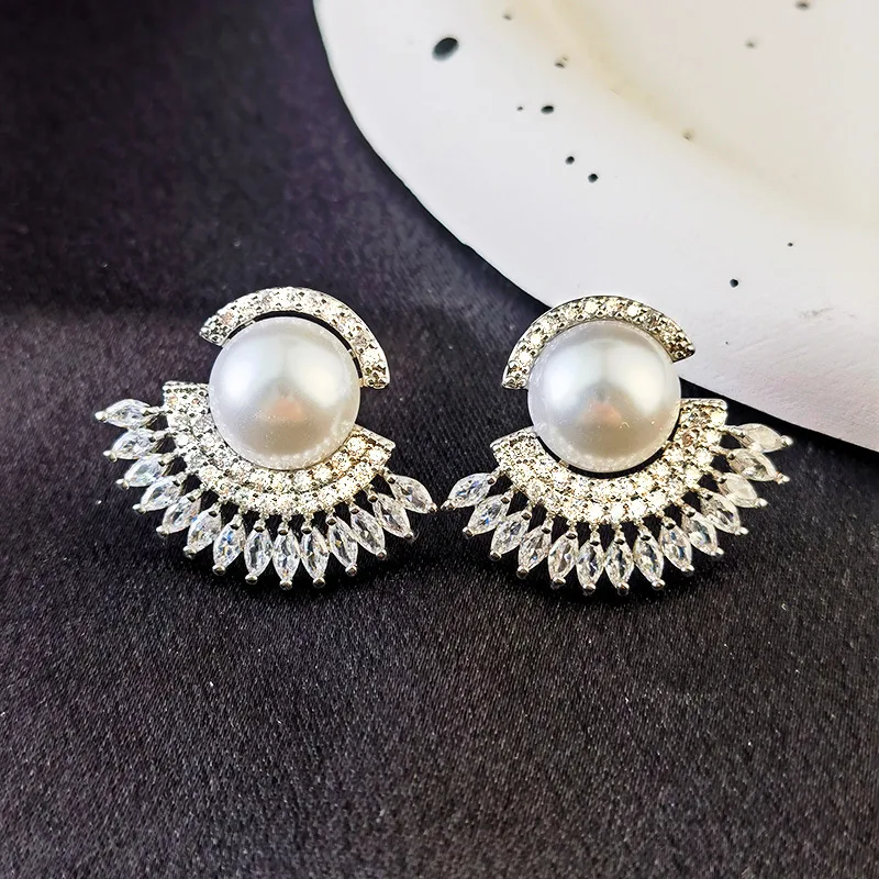 Boucles d'oreilles en forme d'éventail, perles pour femmes, cuivre incrusté de zircon, élégance et raffinement.