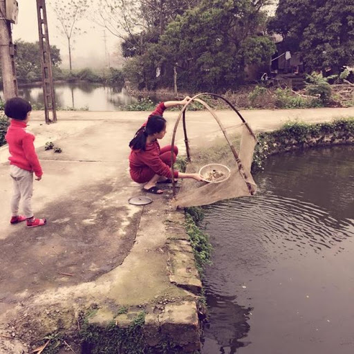 Còn đây là hình ảnh Cao Thái Hà trở thành cô gái nông thôn thực thụ khi cất vó bắt cá ở quê với bộ đồ thể thao đơn giản, chân đi đôi dép lê thần thánh.