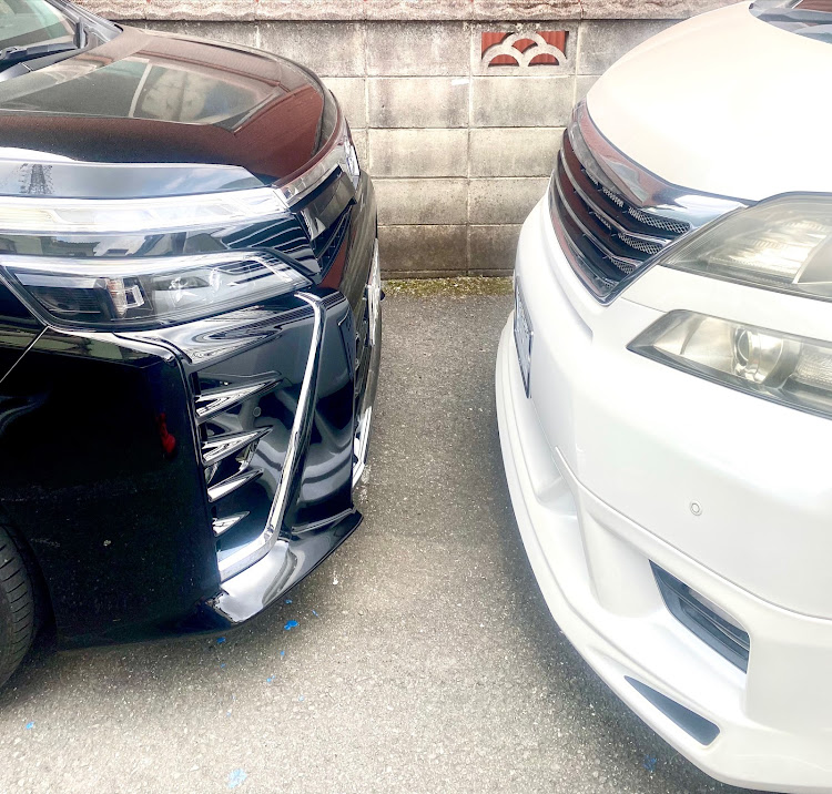 ヴォクシーのVOXY・ヴェルファイア・にらめっこ・黄砂まみれ・洗車したいに関するカスタム事例の投稿画像1枚目
