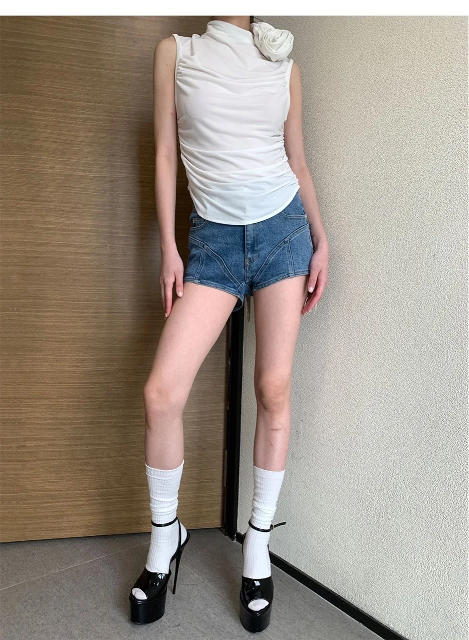 Dames denim shorts met strass, kwastjes en kettingsteken, stijlvol en trendy, perfect voor een casual en opvallende zomerlook.