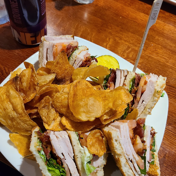 Turkey club with chips