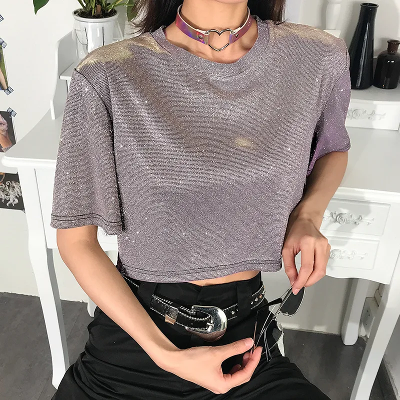 Camiseta solta com corte no umbigo, ideal para um visual casual e fresco. Design confortável e moderno, perfeita para o verão, sinta-se na moda!