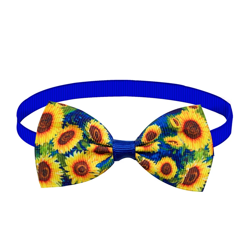Gravata Borboleta para Cães com Girassol Decoração de Verão para Pets Deixe seu cão estiloso e charmoso no verão com essa gravata divertida e floral.