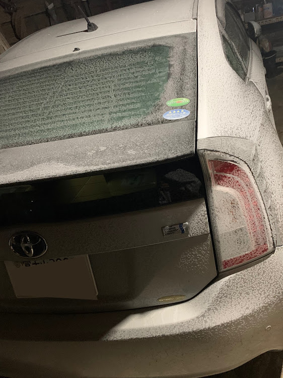プリウスのzvw30後期・霜でガチガチ・霜でもう車汚れてる・寒さに負けるなwに関するカスタム事例の投稿画像1枚目