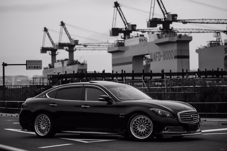 シーマの６月もよろしくお願いします・愛車の白黒写真展・梅雨入り・車検どこで受けてる？・K&Pオイルフィルターに関するカスタム事例の投稿画像1枚目