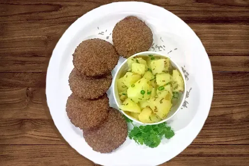 4 Kuttu Atta Poori With Jeera Aloo [300 Ml]