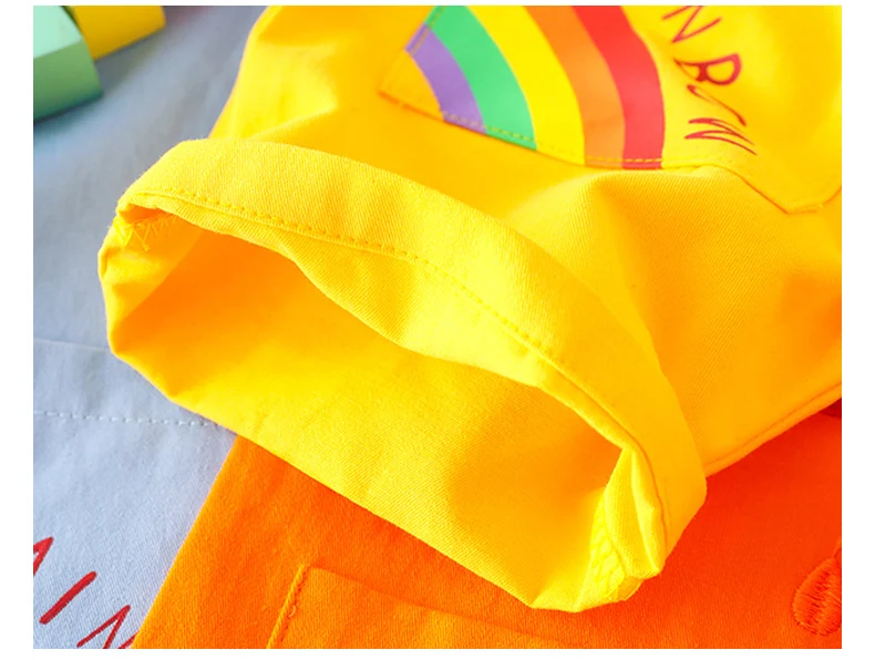 Ensemble deux pièces pour enfants, short à bretelles et t-shirt à manches courtes, confortable et tendance, idéal pour jouer et sortir.