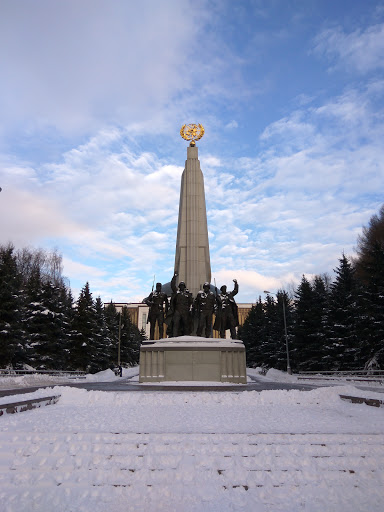 Поклонная гора. Аллея партизан