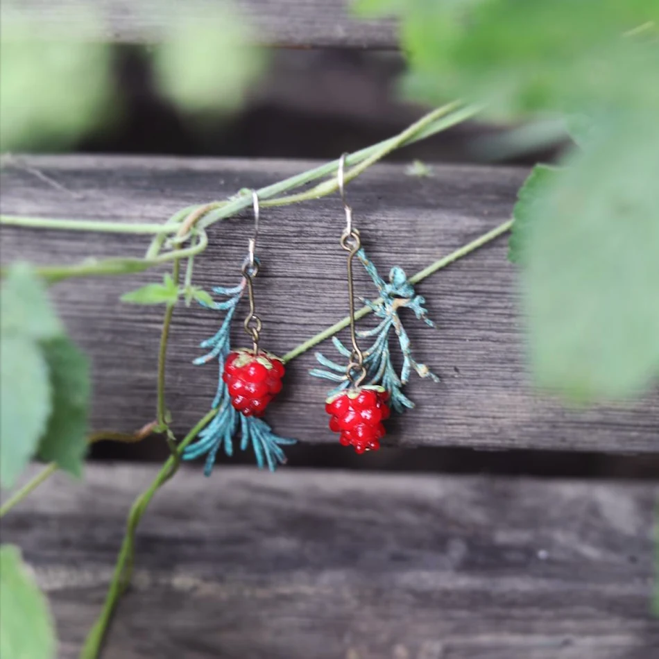 Boucles d'oreilles Raspberry Vintage Berry style Mori en laiton vieilli, ornées de feuilles. Un bijou unique pour un look bohème et raffiné.
