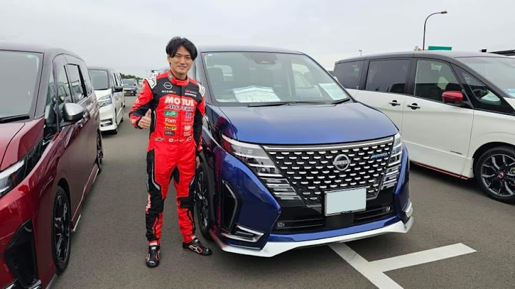 セレナのC28セレナ・大磯ロングビーチ駐車場・18インチ・純正カスタム・湘南里帰りミーティングに関するカスタム事例の投稿画像7枚目