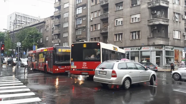 Kolovozi mestimično vlažni, na granici zadržavanja za teretna vozila