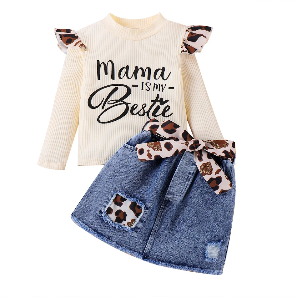 Ensemble Enfant Veste Rayures Enfoncées Lettres Jupe en Jean Patch Léopard, parfait pour le soleil et le jeu, alliant confort et style.