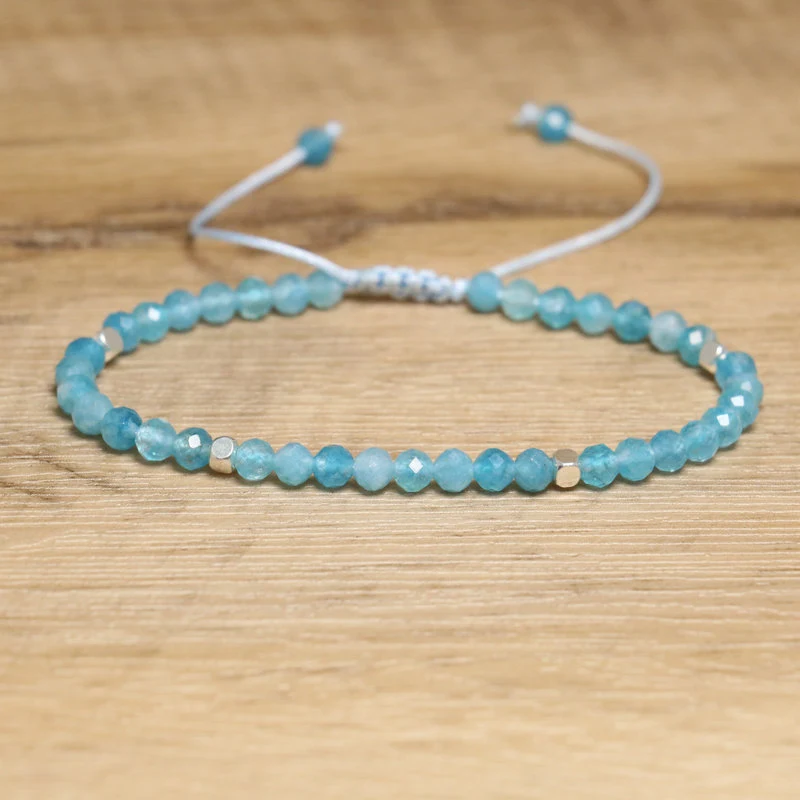 Ornement de Bracelet Ajustable Perlé Fait à la Main, un Accessoire Unique et Élégant pour Rehausser Votre Style Quotidien avec Confort.